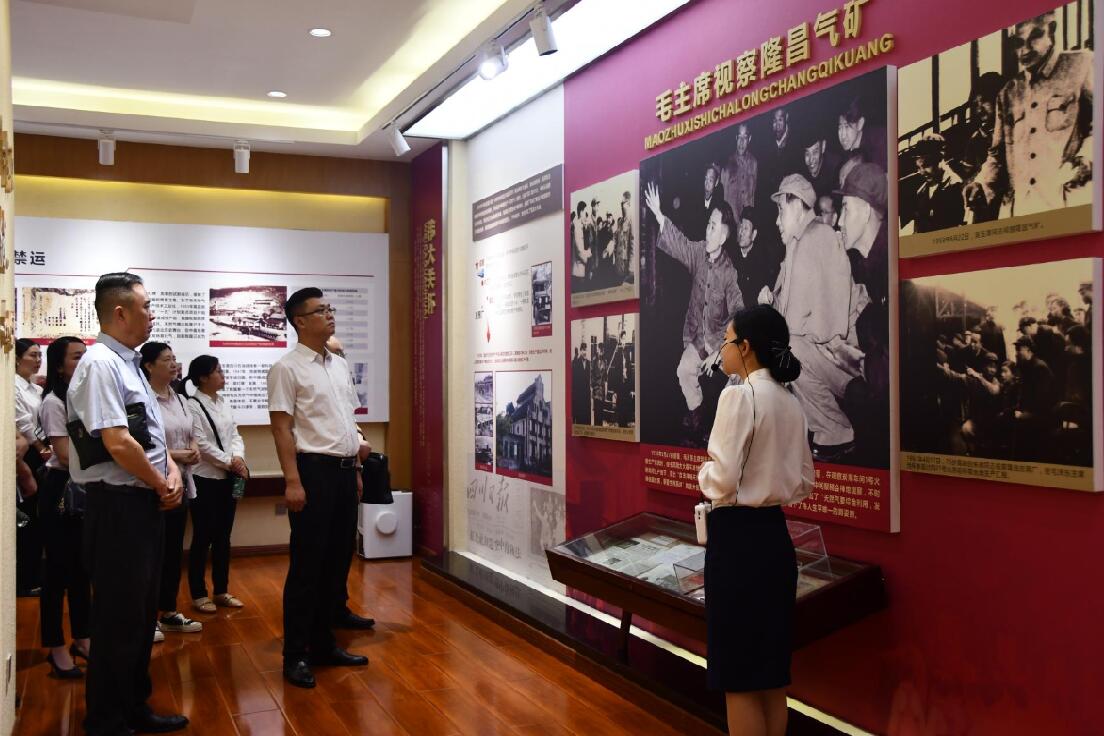 毛主席视察隆昌气矿 毛主席视察隆昌气矿