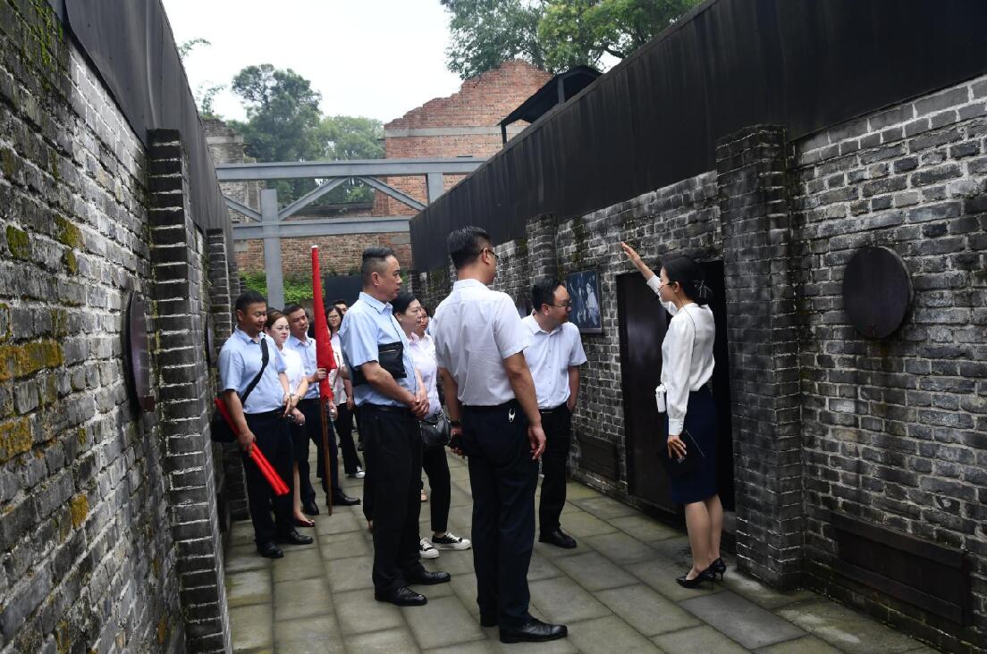 参观三二七车间 参观三二七车间