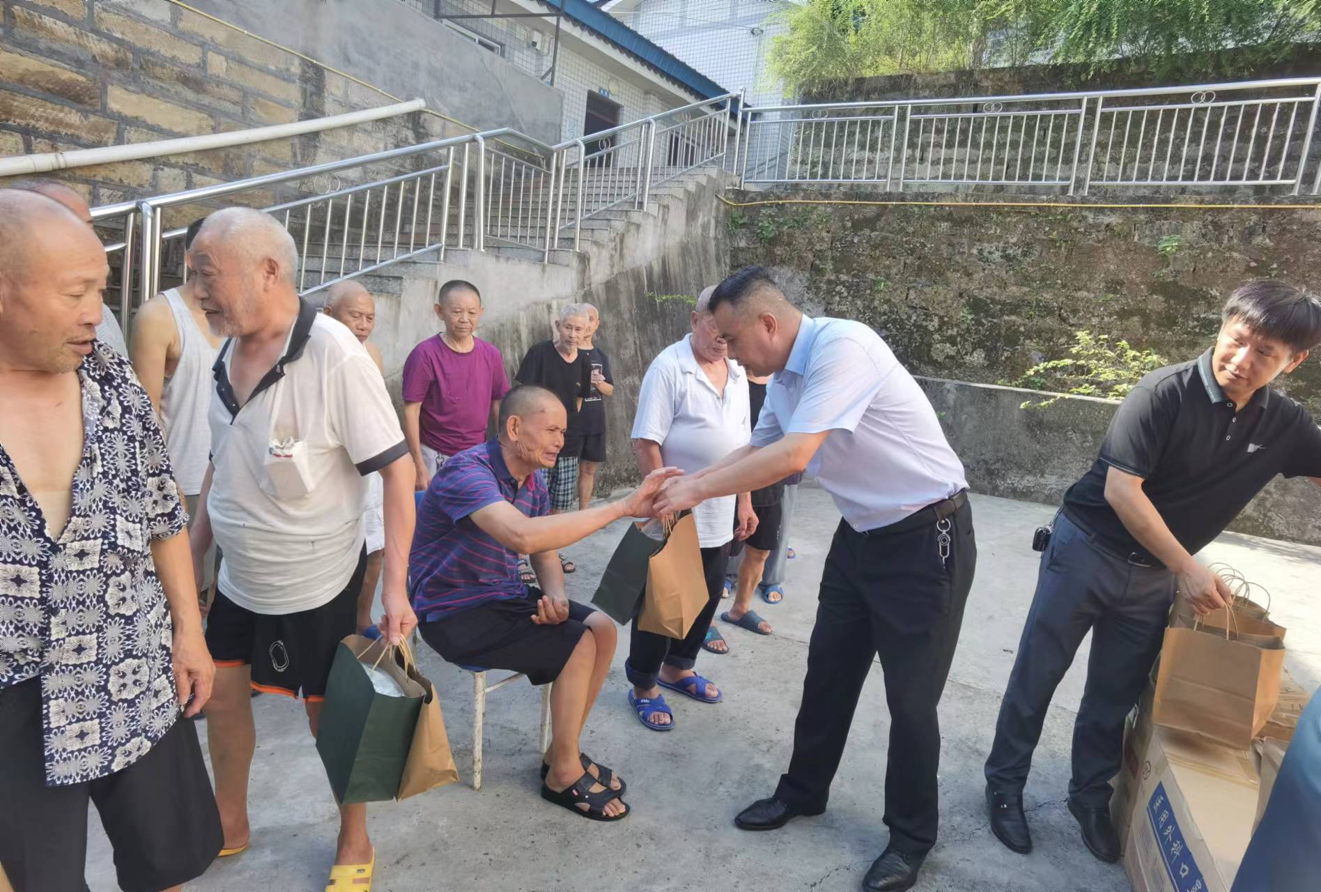 8.10慰问养老院1